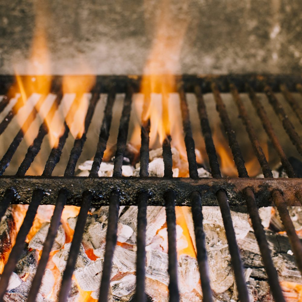 fuego-pesado-para-asar-sobre-carbon-caliente